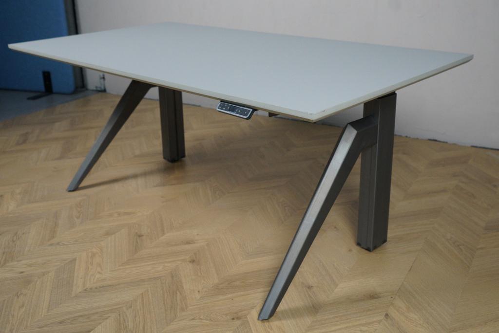 Arnehus Executive hæve-sænkebord med grå linoleum bordplade og rustikt metalstel set forfra. Moderne ergonomisk skrivebord i størrelse 180x90 cm.
